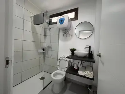 Un baño de Piso con Piscina comunitaria