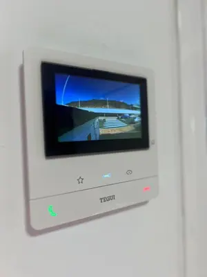Una televisión o centro de entretenimiento en La Casa de Gala