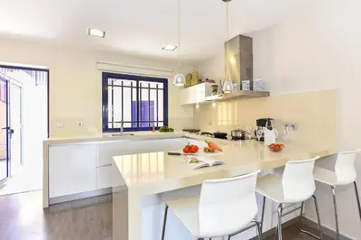 Una cocina o zona de cocina en Dúplex Meloneras Bahía 7 by Villagrancanaria