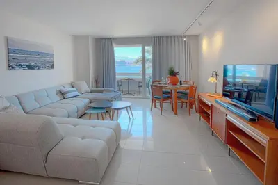 Una televisión o centro de entretenimiento en Beachfront apartment in Playa de Las Canteras