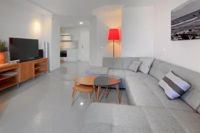 Una televisión o centro de entretenimiento en Beachfront apartment in Playa de Las Canteras