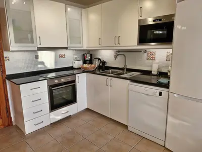 Una cocina o zona de cocina en Doñana - apartamento en la playa con impresionantes vistas al mar