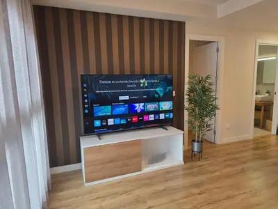 Una televisión o centro de entretenimiento en 8i Chile 51