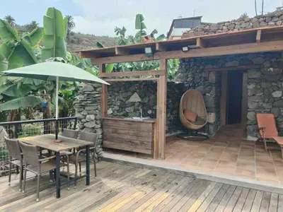 Un patio o zona al aire libre en Casita entre plataneras, a 10 minutos Playa