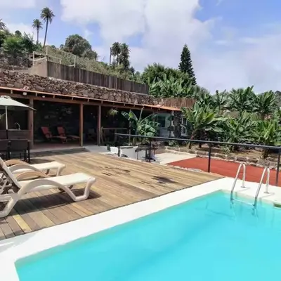 Casita entre plataneras