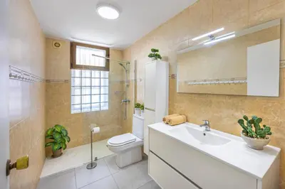 Un baño de 3BR Tauro Bungalow - Garden, Terrace, Sleeps 6