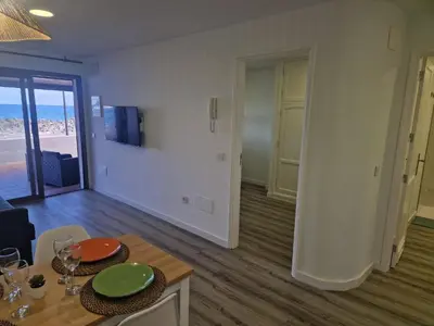 Una televisión o centro de entretenimiento en puertillobeachfront serenity