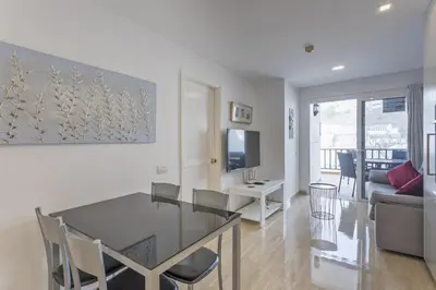 Una televisión o centro de entretenimiento en Apartamento Puerto Feliz 2 Oassis