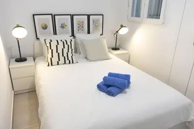 Cama o camas de una habitación en Breezy Bright Urban Oasis