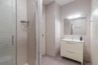 Un baño de Breezy Bright Urban Oasis