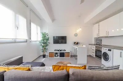 Una cocina o zona de cocina en Breezy Bright Urban Oasis
