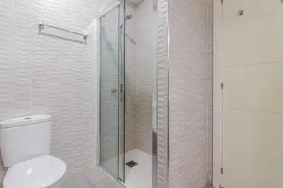 Un baño de Breezy Bright Urban Oasis