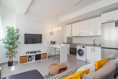 Una cocina o zona de cocina en Breezy Bright Urban Oasis