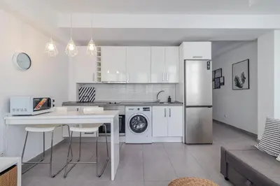 Una cocina o zona de cocina en Breezy Bright Urban Oasis