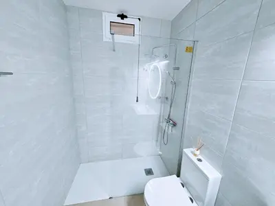 Un baño de Demelza Holiday Residence