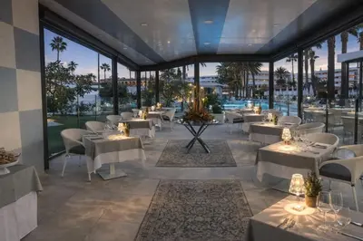 Un restaurante o sitio para comer en Sanom beach Resort by youRoom Only Adults