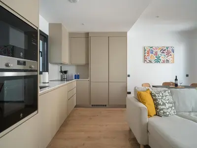 Una cocina o zona de cocina en Apartamento Playa Las Canteras con gimnasio A2D