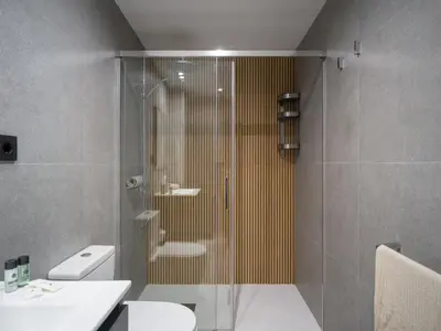 Un baño de Gran apartamento cerca de playa Las Canteras con gimnasio A3B