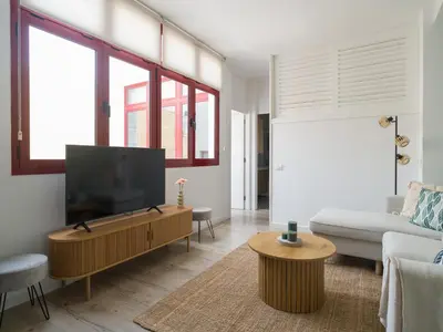Una televisión o centro de entretenimiento en Gran apartamento con ascensor cerca playa Las Canteras BT3A