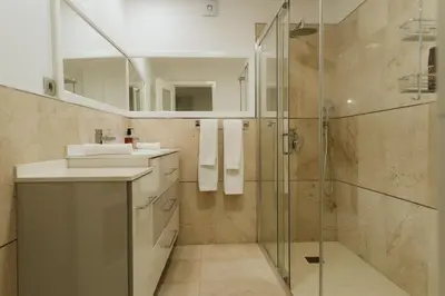 Un baño de Villa Helene Tauro, Heated Pool, Wi-Fi, BBQ