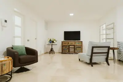 Una televisión o centro de entretenimiento en Villa Helene Tauro, Heated Pool, Wi-Fi, BBQ