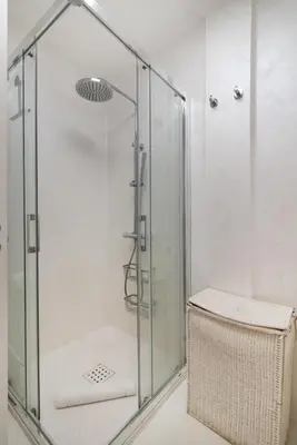 Un baño de Cozy 2BR Retreat With Big Terrace, Peaceful Stay Minutes Away From the Beach
