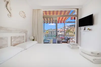 Cama o camas de una habitación en Cozy 2BR Retreat With Big Terrace, Peaceful Stay Minutes Away From the Beach