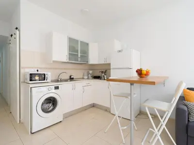 Una cocina o zona de cocina en Cozy Nearby Flat Las Canteras