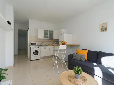 Una cocina o zona de cocina en Cozy Nearby Flat Las Canteras