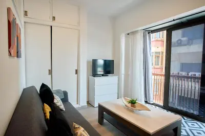 Una televisión o centro de entretenimiento en Urban Flat in Santa Catalina - 4 min walk to beach