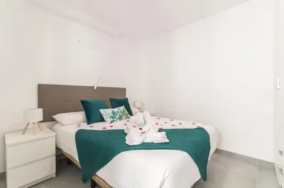 Cama o camas de una habitación en Home2Book Bright Retreat with Roof Access