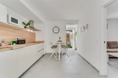 Una cocina o zona de cocina en Home2Book Bright Retreat with Roof Access