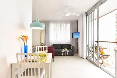 Una televisión o centro de entretenimiento en Wake up in Las Palmas