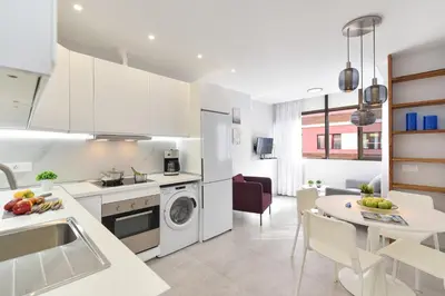 Una cocina o zona de cocina en A bright and modern apartment