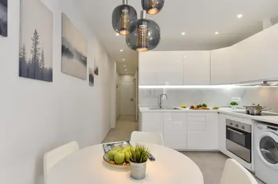 Una cocina o zona de cocina en A bright and modern apartment