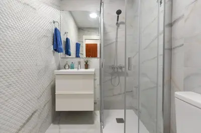 Un baño de A bright and modern apartment