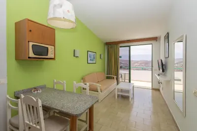 Una televisión o centro de entretenimiento en Paradise Hill - Terrace & Seaviews
