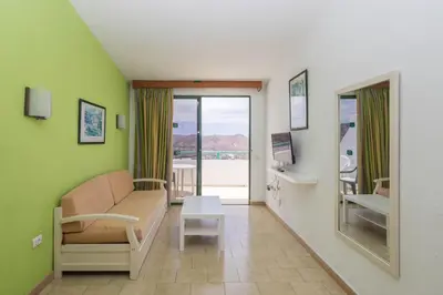 Una televisión o centro de entretenimiento en Paradise Hill - Terrace & Seaviews