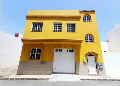 Edificio en el que se encuentra el hostal o pensión