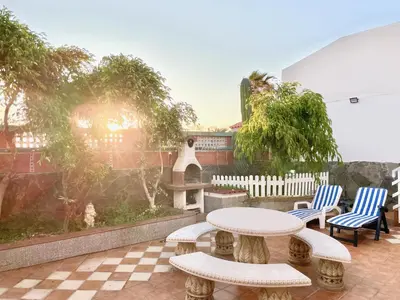 Jardín al aire libre en Surf-Point House - 3 min walking to the Beach