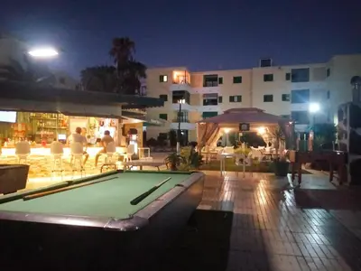 Piscina en o cerca de Las olas tropical