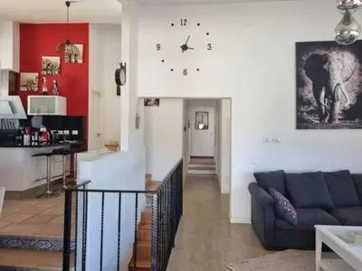 Una cocina o zona de cocina en großes Haus mit Garten und Blick auf die kanarische Hügellandschaft