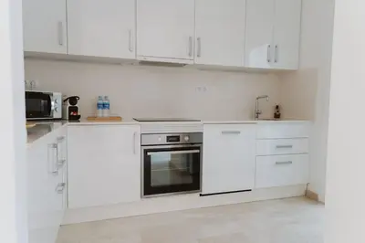 Una cocina o zona de cocina en Cozy 2-bedroom Apartment by KalmaCanaria