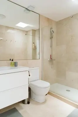 Un baño de Cozy 2-bedroom Apartment by KalmaCanaria