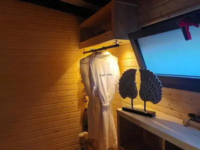 Una televisión o centro de entretenimiento en Angels Cabin