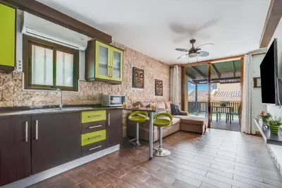 Una cocina o zona de cocina en Bungalow Albatros Relajante BBQ en Maspalomas