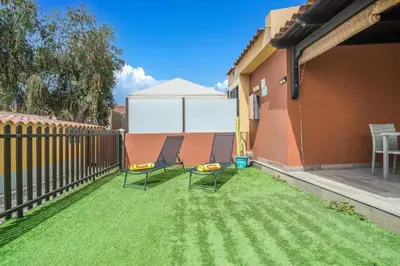 Jardín al aire libre en Bungalow Albatros Relajante BBQ en Maspalomas