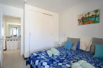 Cama o camas de una habitación en Charming Apartment with Terrace, Swimming pool and Sea views