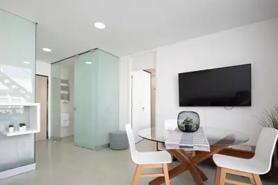 Una televisión o centro de entretenimiento en Fisher penthouse