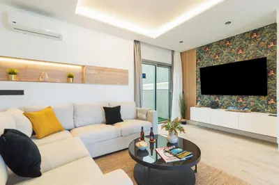 Una televisión o centro de entretenimiento en Home2Book Stylish Beachfront Escape